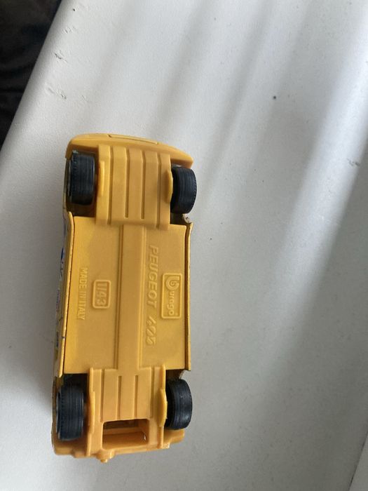Количка Peugeot burago 1/43 made in Italy