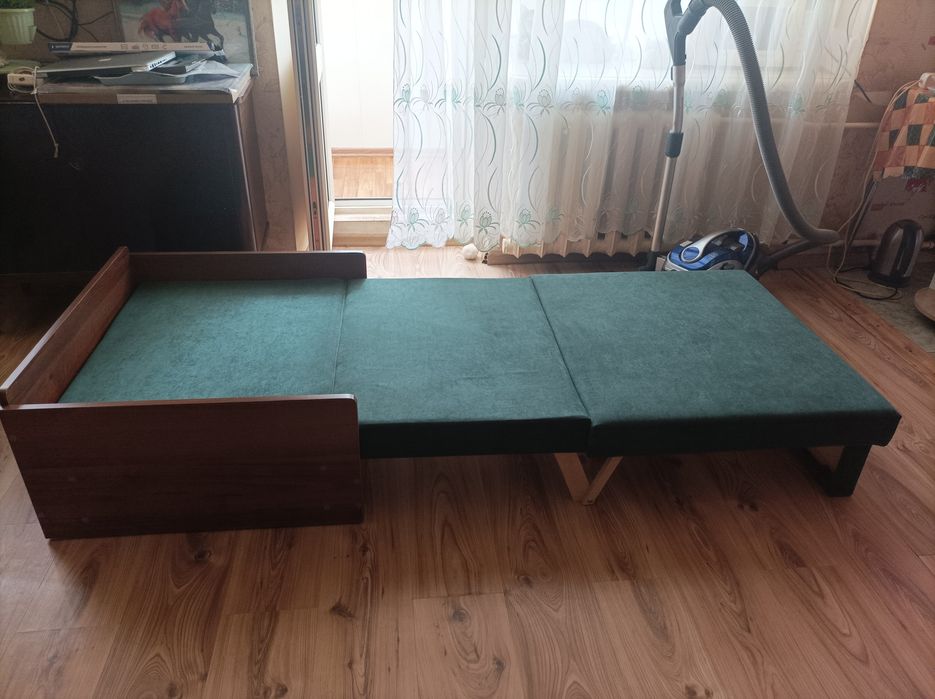 Продам тахту. Велюр.