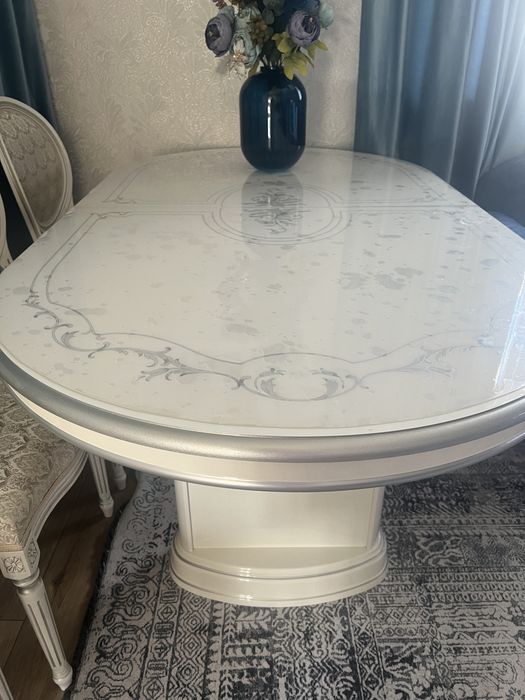 Продам стол со стульями . Стол раздвигается .