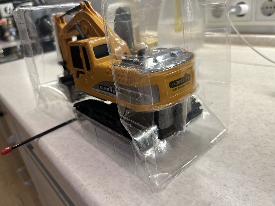 желтый экскаватор на радиоуправлении