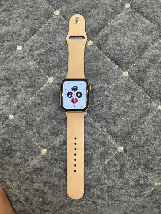 Продам Apple Watch SE 44 mm Rose Gold