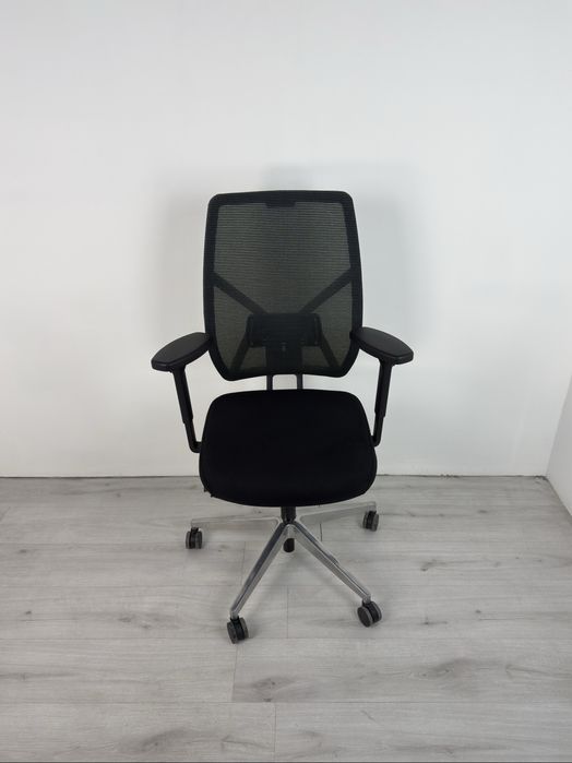 Офис столът Mesh 4 е най-новият модел С многобройни функции обзавеждан