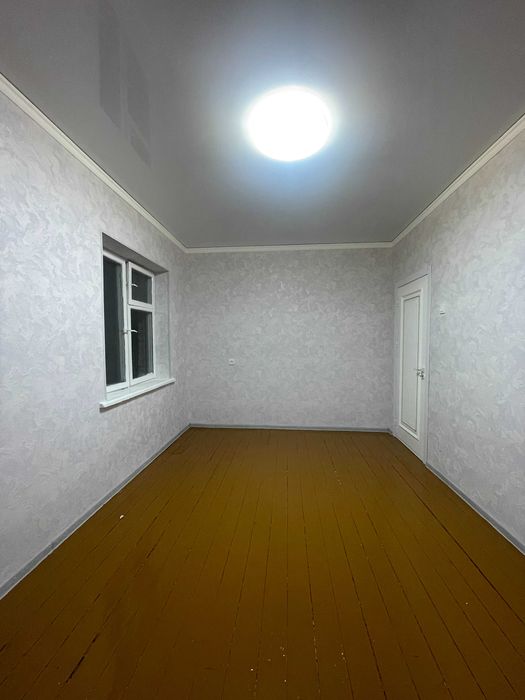 Shahar markazida joylashgan, yangi ta'mirlangan 3 XONALI UY sotiladi