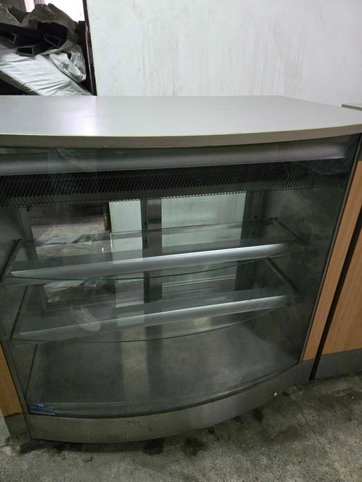 Продавам хладилен трисекционен бар