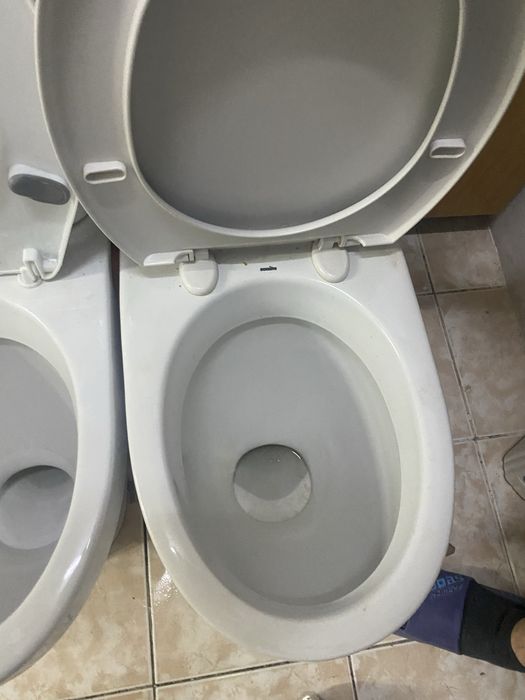 продаю два унитаза