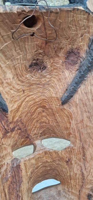 Тежка и масивна дървена маска дялана изцяло от едно цяло дърво