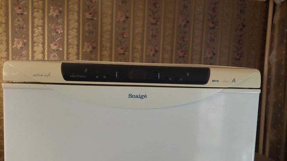 Продавам работещ хладилник с фризер  "Snaige" свободно стоящ