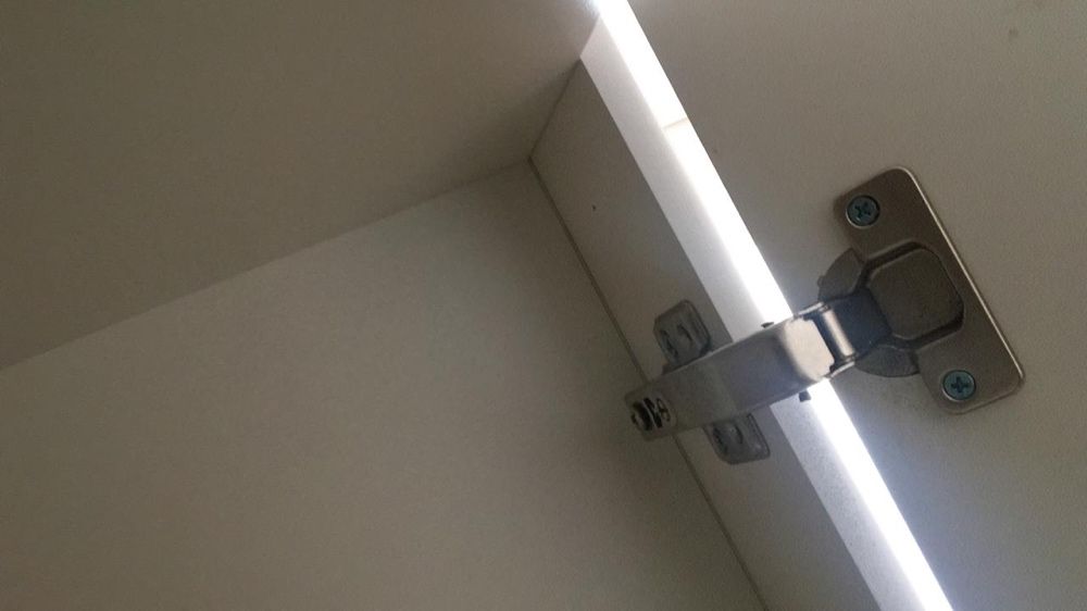 Замена зеркал, стекла. Ремонт мебели.