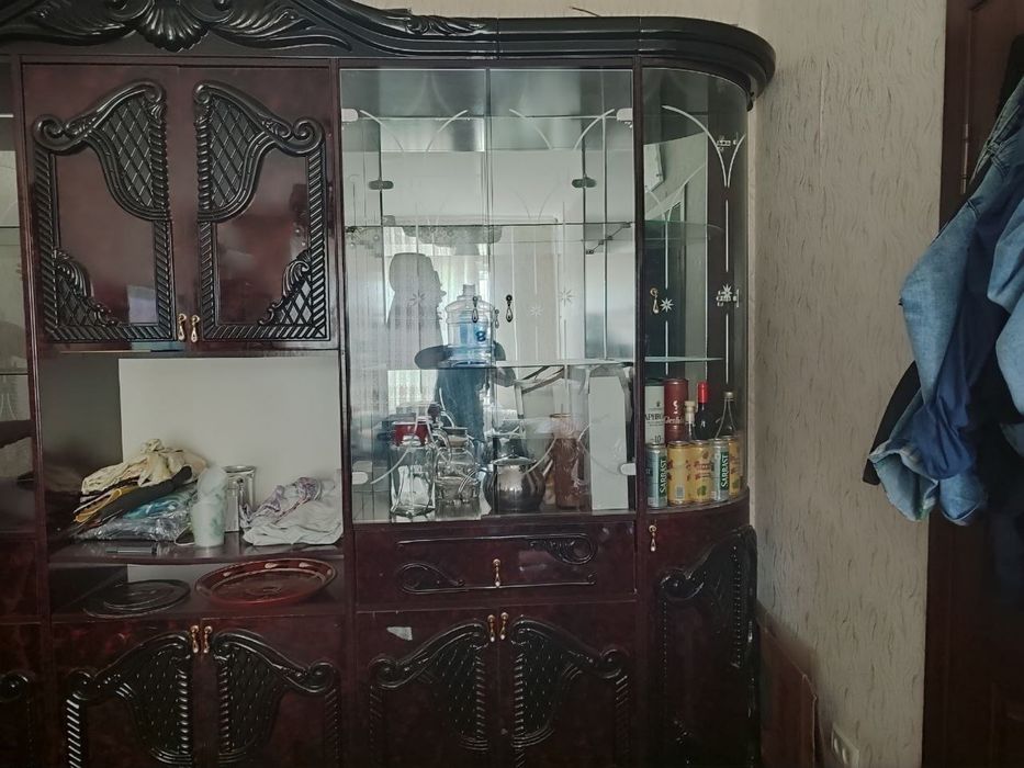 Сервант продаются срочно