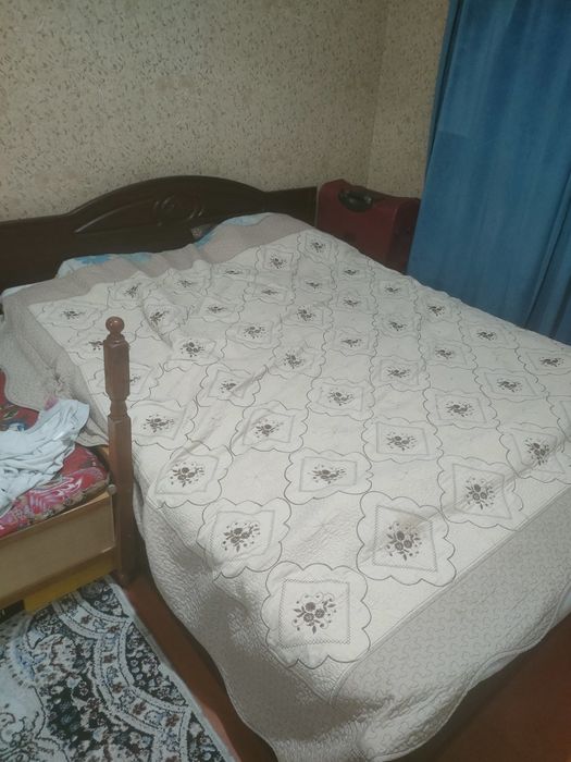 Төсек шифоньерімен сатылады.