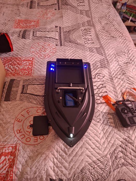 Лодка за захранка с GPS.