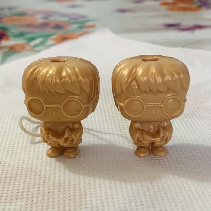 Figurine harry potter gold .