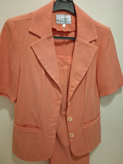 Продавам запазени костюми