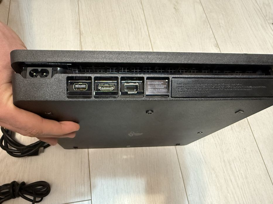 PlayStation 4 , 1 TB + peste 30 de jocuri incluse