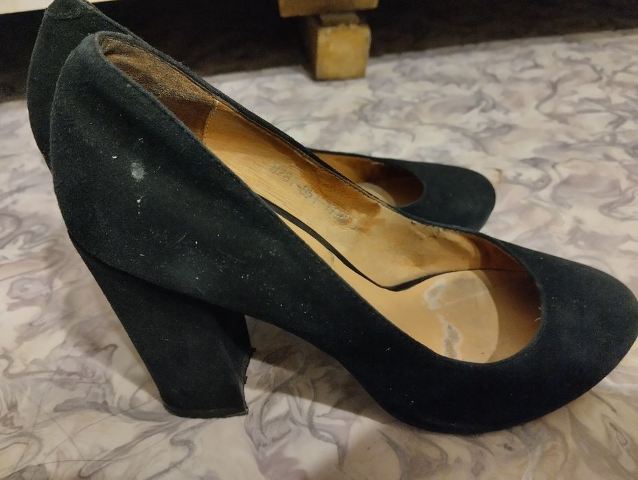 Продам замшевые каблуки.