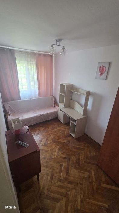 Apartament 3 camere, balcon, etaj 4, Târgoviște