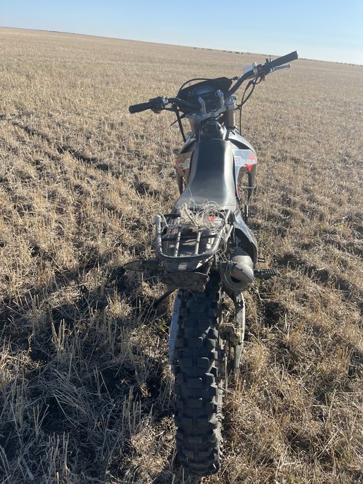 Мотоцикл эндуро 250 кубов.