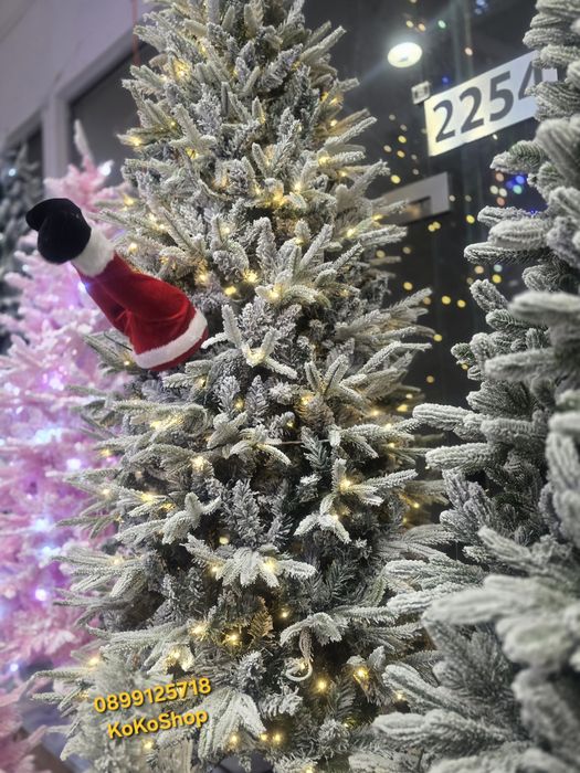Заснежена елха с вградени LED светлини и 2Dи 3D клонки/луксозна елха