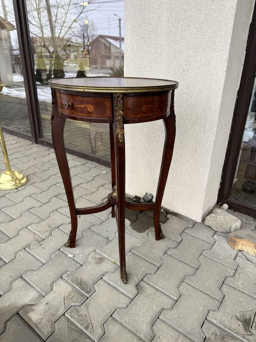 Masă din lemn cu intarsii și elemente bronz