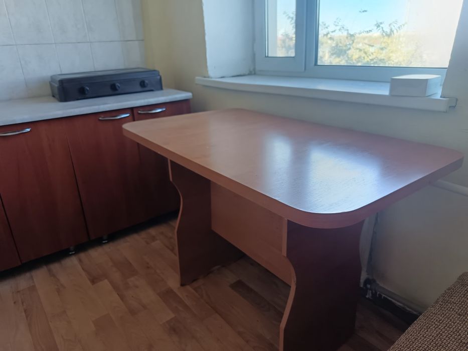 Продам стол и табуретки