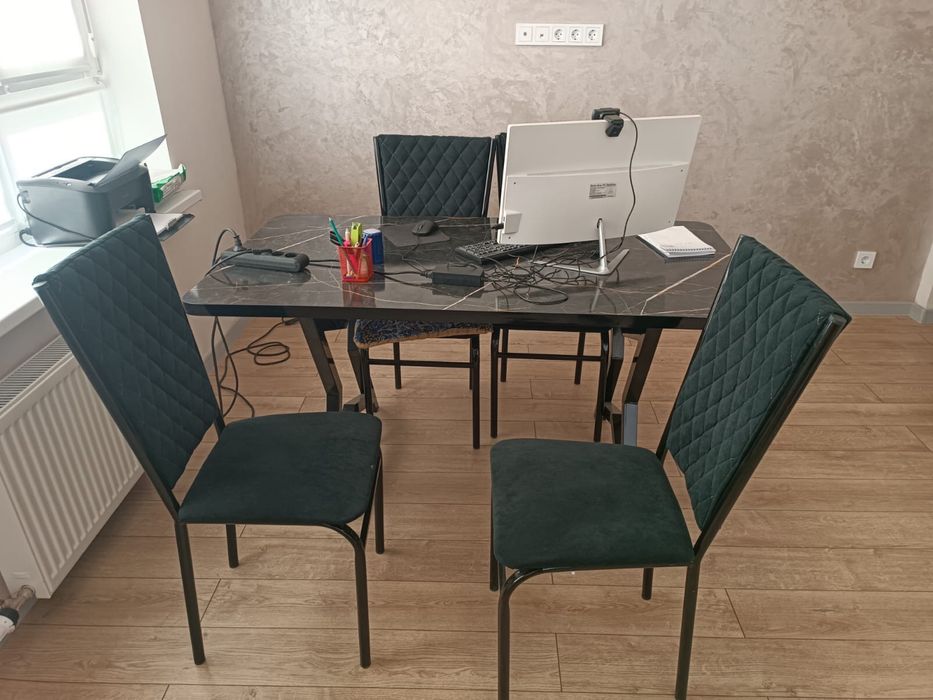 Продам кухонный стол со стульями