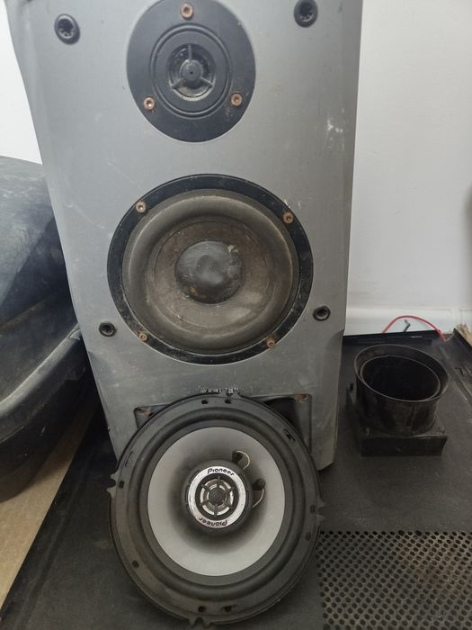 Гитара,компьютер,калонкалар машинаға