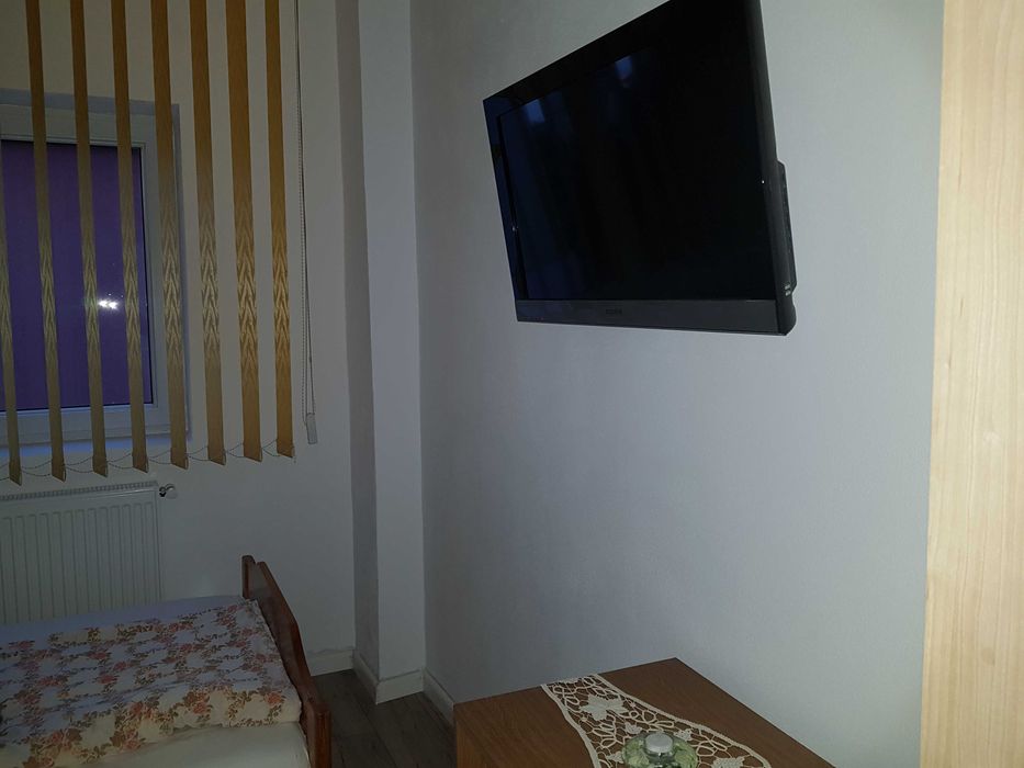 Pat si noptiera din lemn de brad