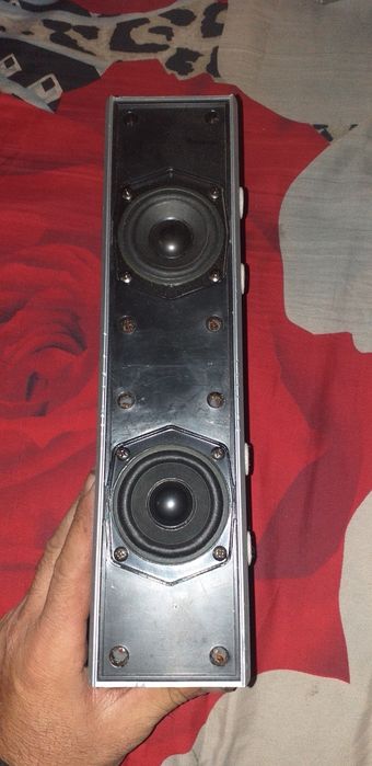 Vând 4 sateliți și o boxa centrala, marca Yamaha, model NX- C130,