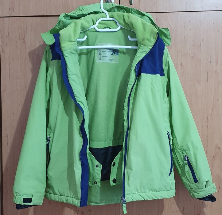 Vând costum de schi