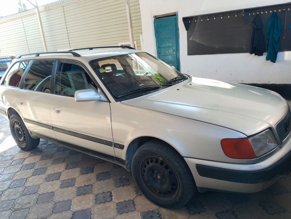 Машина Audi 1992      года