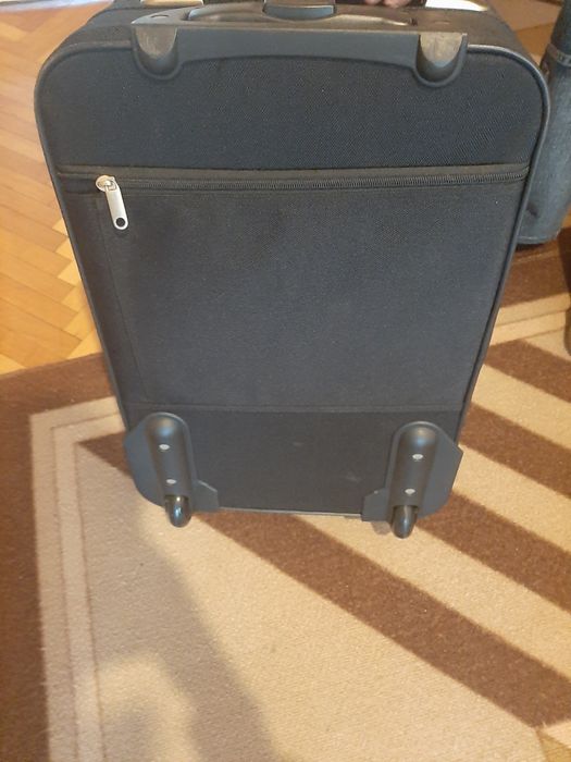 Чисто нов куфар черен