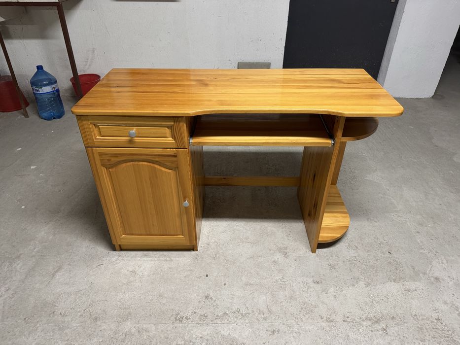 Бюро от естествено дърво компактно
