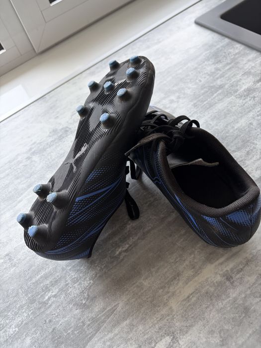 Футболни обувки Nike и Puma.