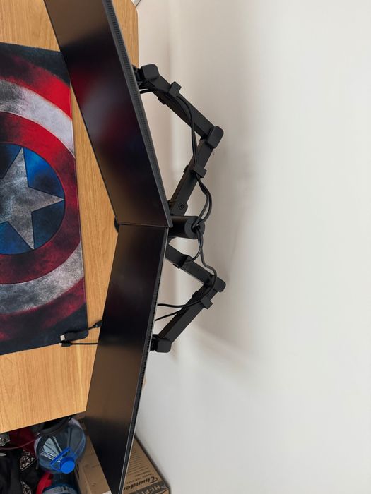 2 монитора Dell (24i инча) и AOC (27инча) + стойка Hama