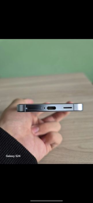 Samsung s24 в голубом цвете
