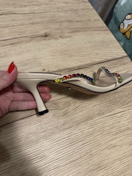 Сандали, включени токчета и кристали