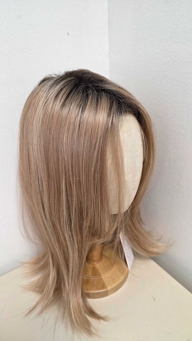 Perucă HAIRCUBE blond bej cu rădăcini închise, bob lung până la umeri