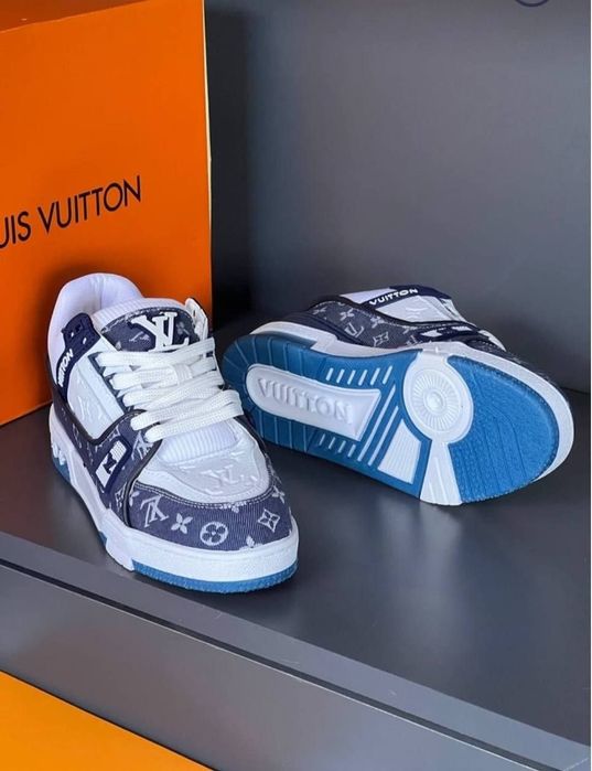 Adidași unisex ..
