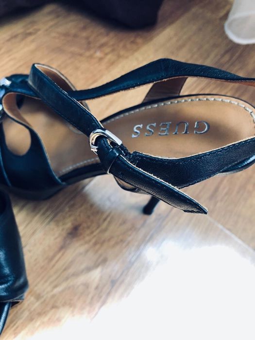 Sandale Guess 37 cu platformă comode .