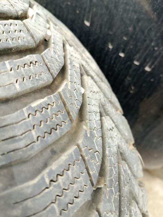 Четири броя зимни гуми с метални джанти и тасове за volkswagen audi