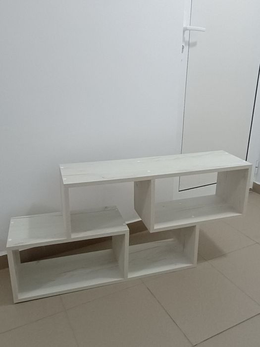 Продавам Нова етажерка за стена с размери дължина 1 м./височина 47см. и дълбочина -22 см.