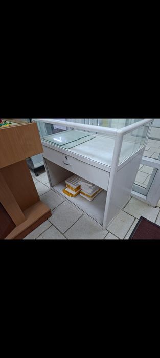 Витрина стеклянная