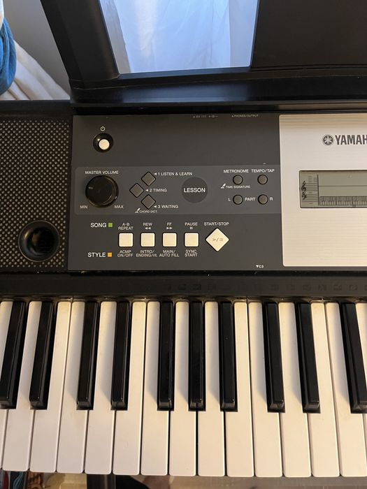 Pianină/Claviatură Yamaha – stare impecabilă, ca nouă + suport inclus
