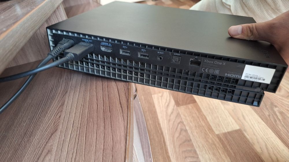 Продам Xbox one x 1tb+геймпад