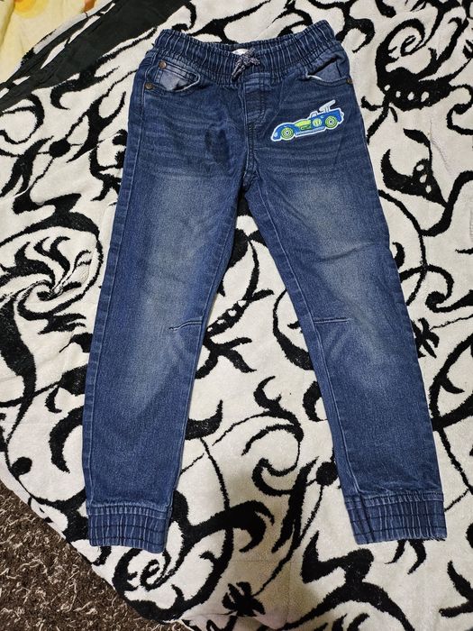 Vand blugi băieți și fete