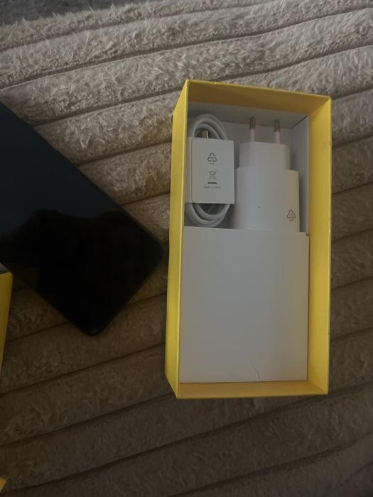 Продам телефон новый poco