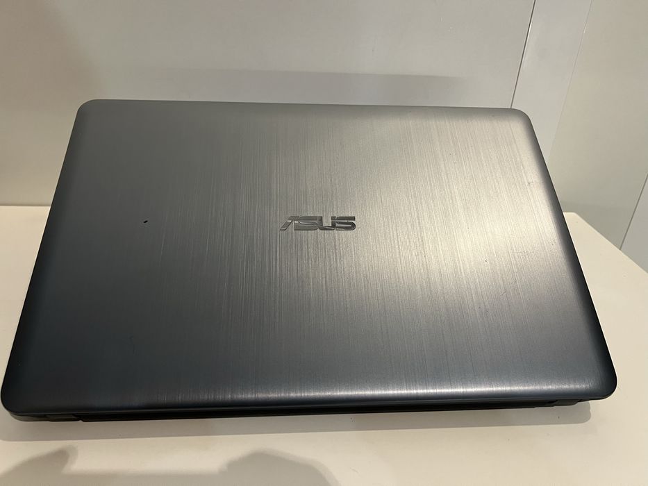 Два лаптопа Asus i Lenovo