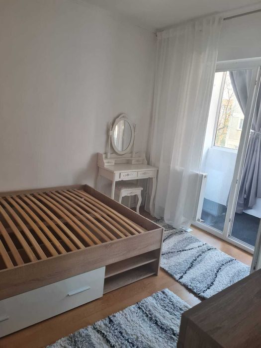 Inchiriez apartament cu 3 camere, Decebal/ Doina