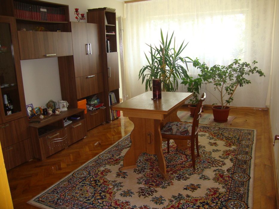 Biblioteca sufragerie