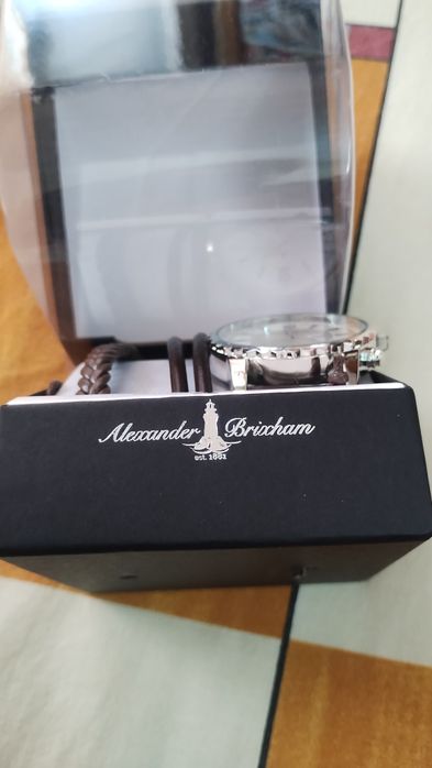 Чисто нов мъжки часовник с две кожени гривни.Отворен само за тестване.